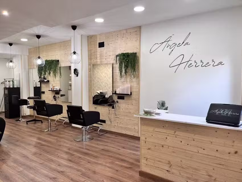 Ángela Herrera, Salón de Belleza