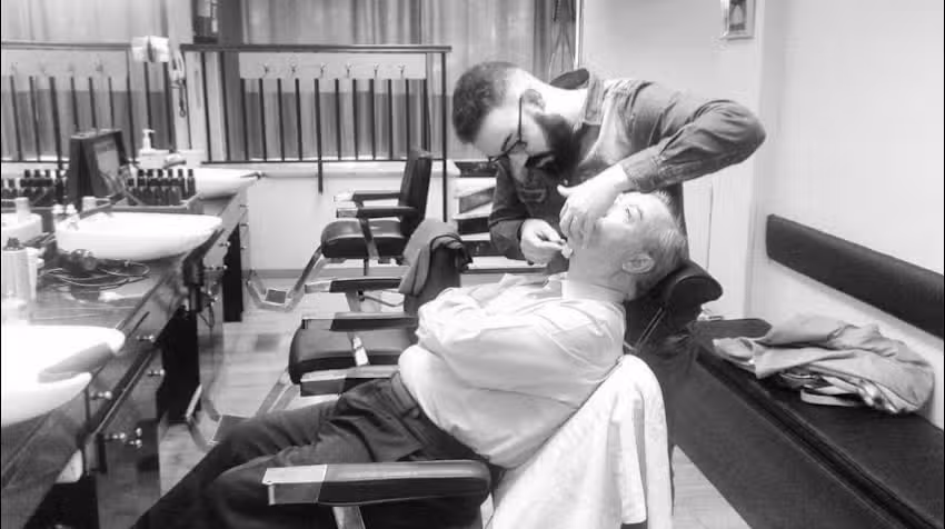 Barber&iacute;a La Familia
