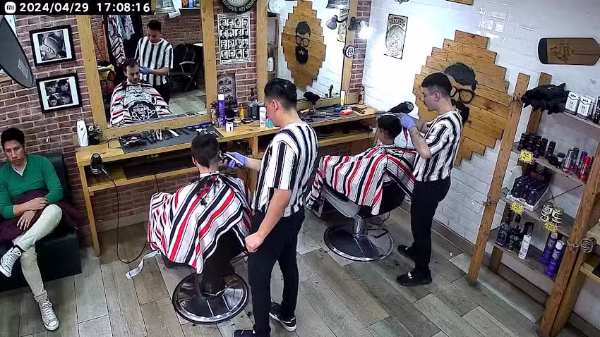 Black & White Barber Club &ndash; Peluquer&iacute;a para Machotes