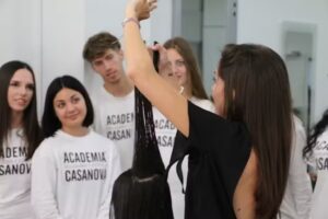 C&C ACADEMIA CASANOVA VIC. Academia de Peluquería, Barbería y Estética.