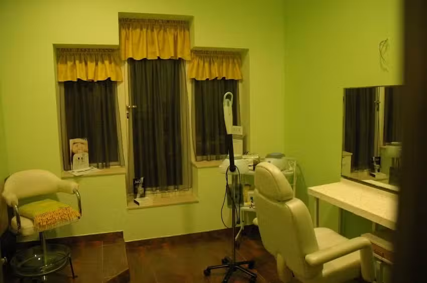 Centro de Peluquer&iacute;a y Est&eacute;tica Unisex Brotes..
