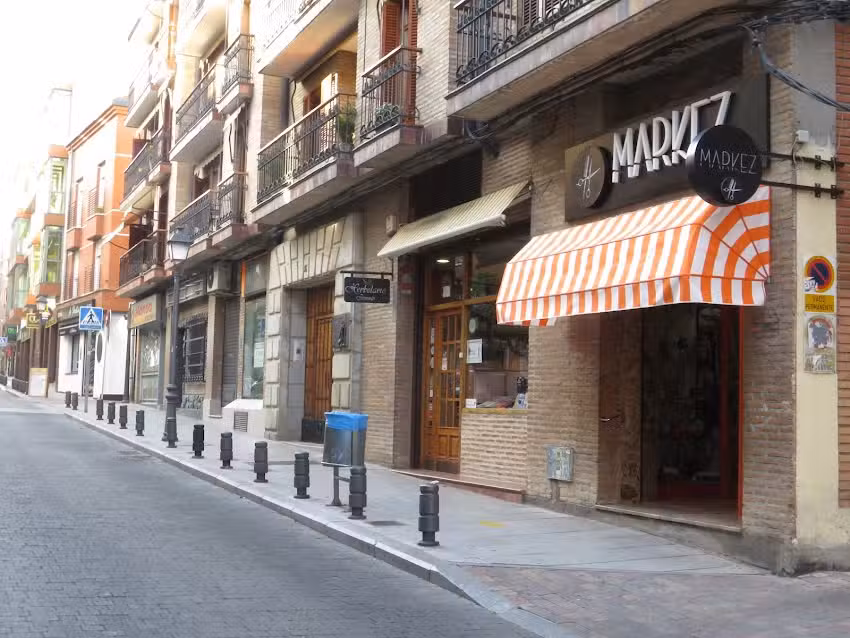 Comercial Márquez Campo, S.L. («Peluplanet»)
