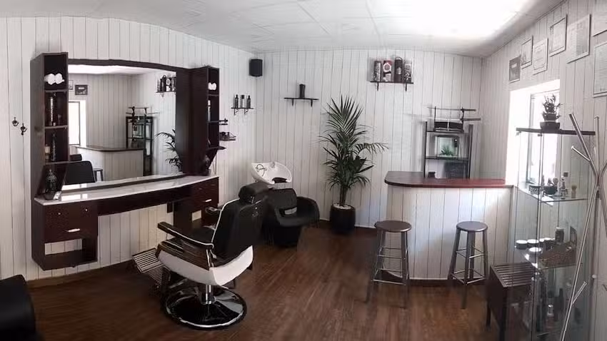 Fuentes Peluquer&iacute;a de Caballeros & Barbershop