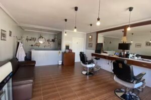 Julian’s Barbershop Quesada