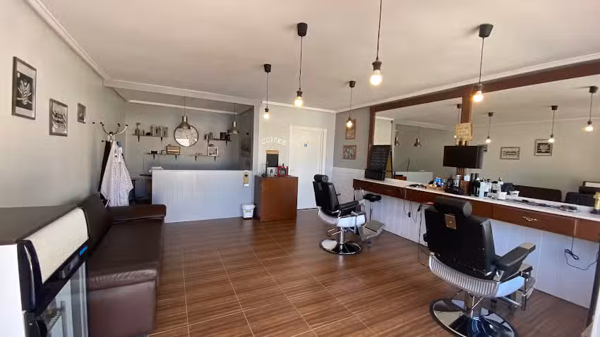 Julian’s Barbershop Quesada
