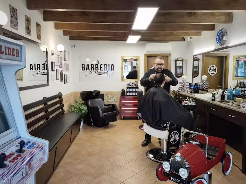 La Barbería de Mercadal by Iván López
