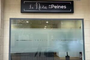 La Niña De Los Peines