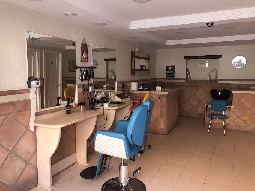 LARRY Barber&iacute;a Peluquer&iacute;a De Caballeros