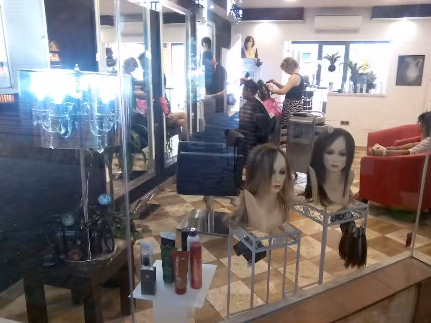 Lola S&aacute;ez peluquer&iacute;a & est&eacute;tica