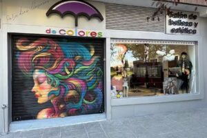 Para días lluviosos, paraguas de colores Peluquería y Estética