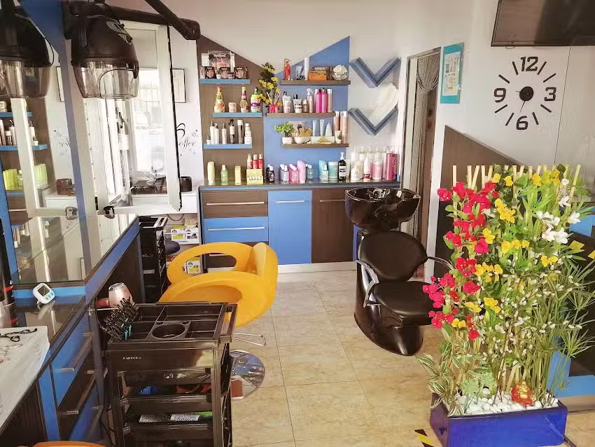 PELUQUER&Iacute;A CORTO Y CAMBIO