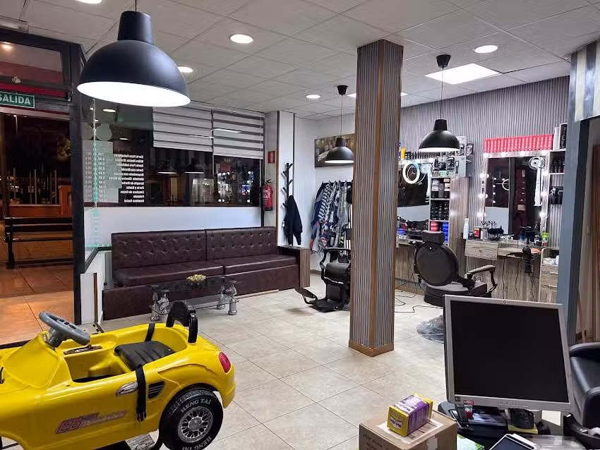 PELUQUER&Iacute;A DE CABALLEROS BARBERSHOP TRADICIONAL ( sin cita )