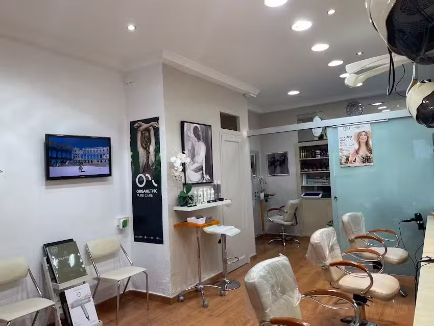 Perruqueria Org&agrave;nica Carlos i Cele