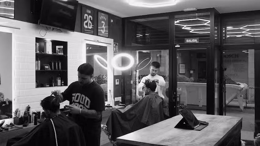 The Crew Barber Barberia y Peluquer&iacute;a Barbero en Sabadell
