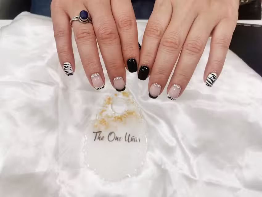 The One peluquer&iacute;a & u&ntilde;as